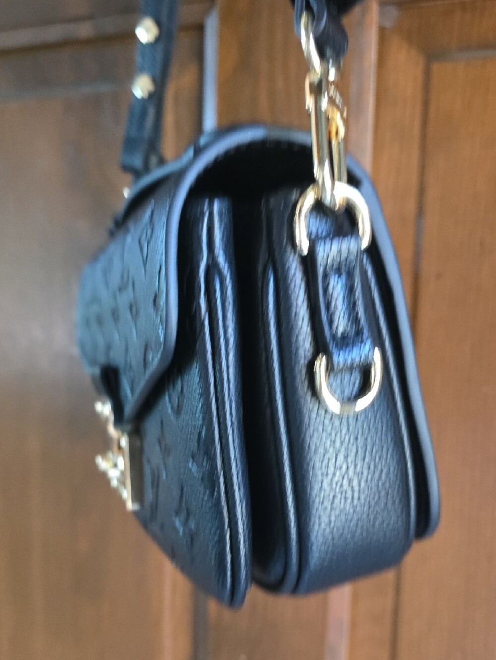 Black Embossed Leather Crossbody Bag with Gold Lock And Adjustable Strap Lk New - Picture 10 of 13
